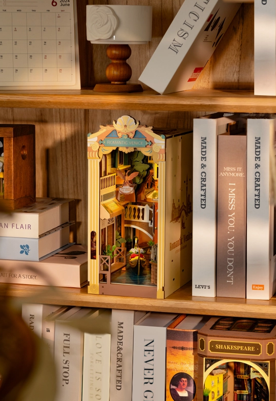 TRAVEL IN VENICE BOOK NOOK KIT